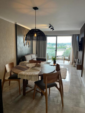 Dpto céntrico de categoría con vista al lago y balcón